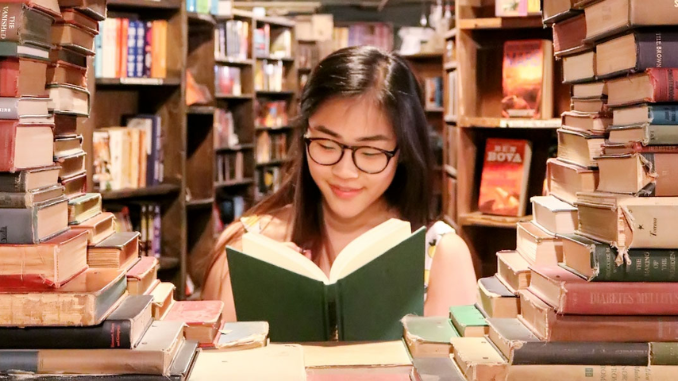 Sudahkan Anda belajar sejarah dunia? Jika belum, mulailah dari sekarang! Ada banyak manfaat yang bisa Anda dapatkan apabila semangat membaca sejarah di dunia. Berikut ini lengkapnya!