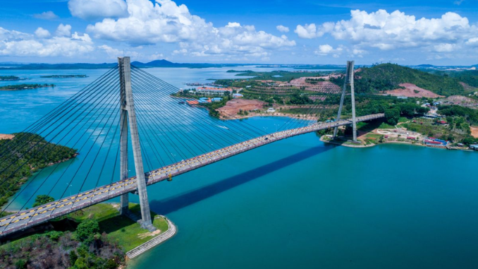 Ada banyak pilihan tempat wisata di Batam terpopuler, seperti pantai Marina, Jembatan Barelang, Pantai Elyora, Golden City Batam dan masih banyak lagi.